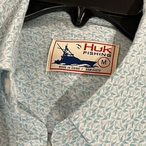 HUK fishing lure dress shirt size M light weight and comfortable